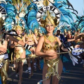 Ritmo, diversión y color en el coso del Carnaval de Puerto del Carmen