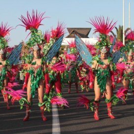 Miles de personas disfrutaron del Coso de Carnaval en Costa Teguise