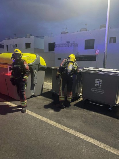 Quema de contenedores y pintadas en San Bartolomé