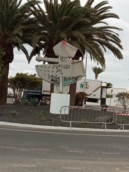 Quema de contenedores y pintadas en San Bartolomé