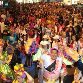 Miles de personas disfrutan del coso de Carnaval de Playa Blanca