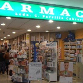 Empleados de la farmacia del Centro Comercial Deiland salvan la vida a un hombre