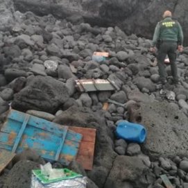 Encuentran dos fardos de hachís cerca de la patera llegada a la costa de Tinajo