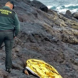 Hallan el cuerpo sin vida de uno de los inmigrantes de la patera arribada a Tinajo