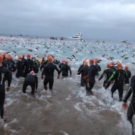 Unos 1.600 triatletas tomaron la salida del XXVIII Ironman Lanzarote