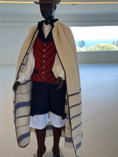 Exposición de trajes típicos en Jameos 
