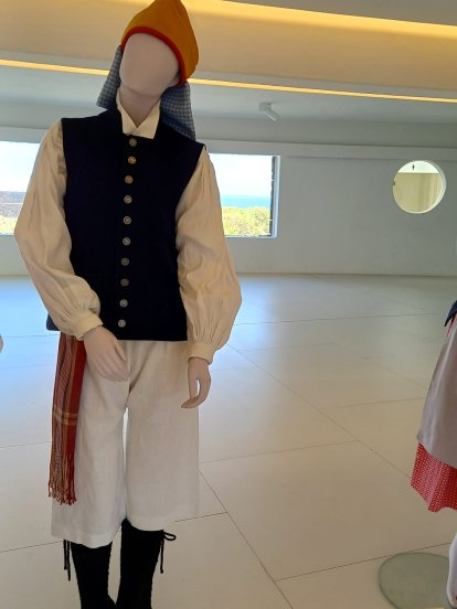 Exposición de trajes típicos en Jameos 