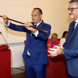Alfredo Villalba recibe el bastón de mando de Haría del anterior alcalde, Marci Acuña