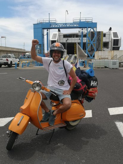 El conejero Juan Ramos Rosales durante el viaje por las ocho islas