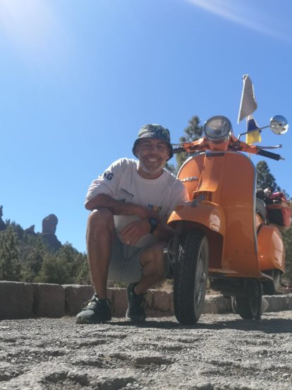 El conejero Juan Ramos Rosales durante el viaje por las ocho islas