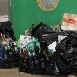 Quejas vecinales ante la "saturación" en contenedores de reciclaje de Caleta de Famara