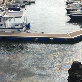 Denuncian "vertidos" de barcos en el muelle de Órzola