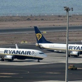 Aviones de Ryanair en la pista del aeropuerto de Lanzarote