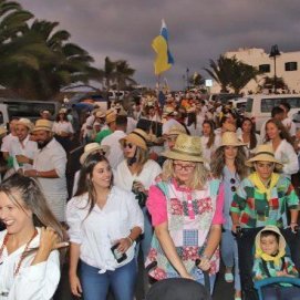 Punta Mujeres se echó a la calle para disfrutar de la romería