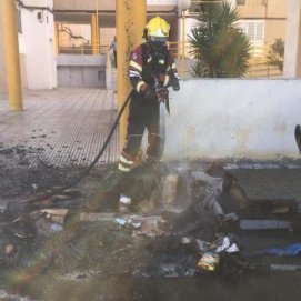 El fuego calcina un contenedor de papel en Arrecife