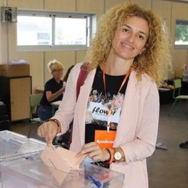 Noemí del Pino, votando en las elecciones al Senado en las que fue candidata de Ciudadanos