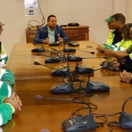 El Cabildo garantiza sus puestos de trabajo a los empleados que limpian los márgenes de las carreteras