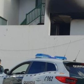 Un guardia civil tuvo que ser atendido por inhalación de humo tras el incendio de una vivienda en Yaiza