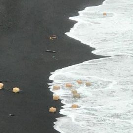 Aparecen unos 20 fardos de droga en la zona de El Golfo