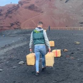 La Guardia Civil recupera 840 kilos de hachís que venían en la patera del Golfo