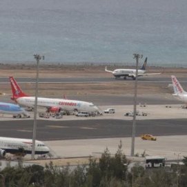 Desviados varios vuelos que no han podido aterrizar en Lanzarote por el viento