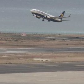 Canarias prevé la pérdida de 170.000 plazas aéreas en la próxima temporada por el cierre de bases de Ryanair