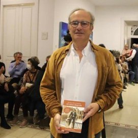 La presentación del libro sobre Francisco Cabrera Matallana llena de público la Casa de la Cultura de Arrecife