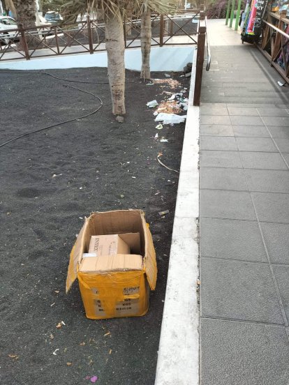 Basura y suciedad en Costa Teguise. Fotos: Cedidas. 