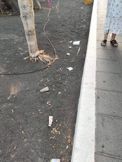 Basura y suciedad en Costa Teguise. Fotos: Cedidas. 