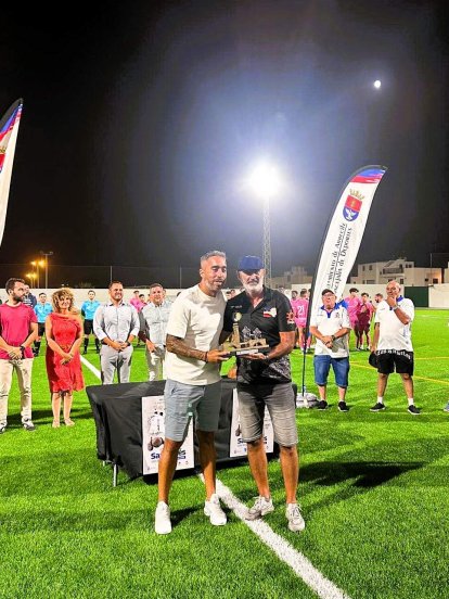 Momento vivido en la ceremonia de entrega de trofeos del Torneo de Fútbol de San Ginés , disputado en el Agapito Reyes