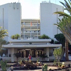 Entrada del hotel Meliá Salinas en Costa Teguise