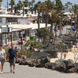 Turistas en Playa Blanca durante la crisis del coronavirus