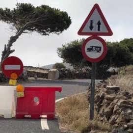Imagen de la carretera de Tabayesco cerrada por los desprendimientos