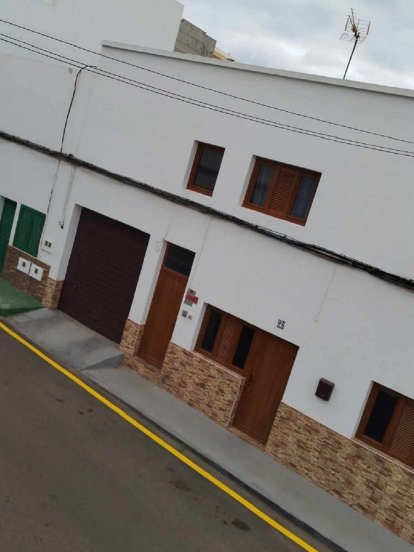 Línea amarilla pintada en la calle