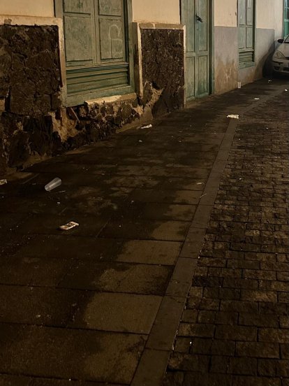 Vecinos del centro de Arrecife denuncian la presencia de orines, excrementos y vómitos en sus calles
