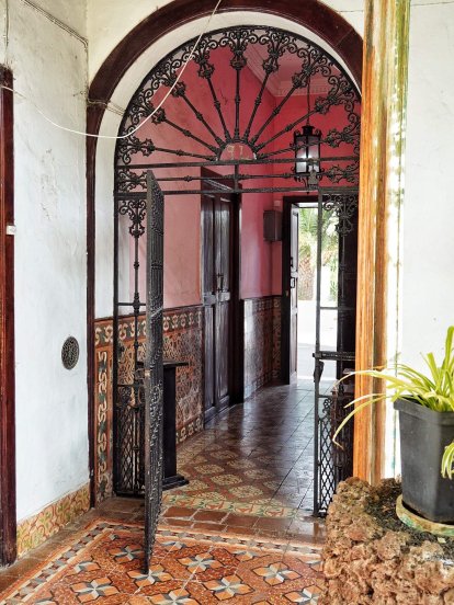Entrada a Villa Mora
