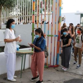 Alumnos entrando a las pruebas de la Ebau 2020