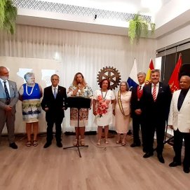 Rita Martín presidirá desde ahora el Rotary Club Lanzarote. Junto a su nueva junta directiva.