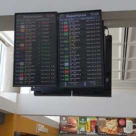 Panel de vuelos del aeropuerto 