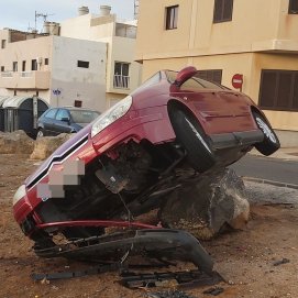 Vehículo accidentado en Argana Alta