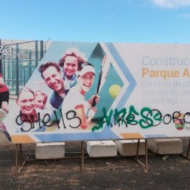 Pintadas en carteles publicitarios de obras municipales en Yaiza