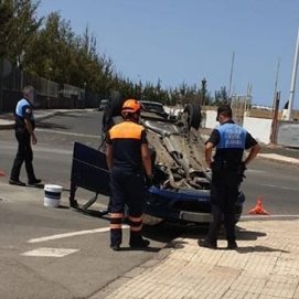 Un coche vuelca en Playa Blanca