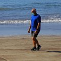 Un hombre pasea con mascarilla por la playa durante la crisis del coronavirus en Lanzarote Un hombre pasea con mascarilla por la playa durante la crisis del coronavirus en Lanzarote