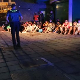 LLega una patera al puerto de Órzola