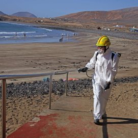 Desinfección en la playa de La Garita de Arrieta durante la pandemia de coronavirus