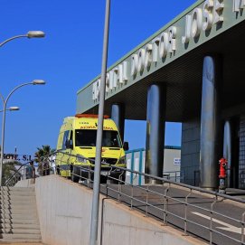 Una ambulancia del SUC en la entrada del Hospital Molina Orosa