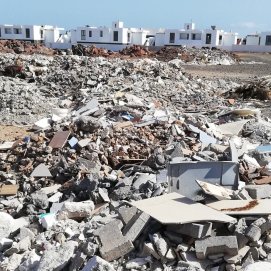 Escombros en la zona trasera de la urbanización Costa Papagayo