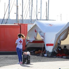 Inmigrantes que han tenido que permanecer tres días en Puerto Naos