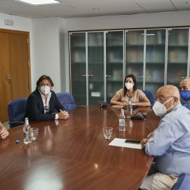 La consejera de Turismo del Gobierno de Canarias, Yaiza Castilla, en una reunión con los presidentes de las patronales turísticas