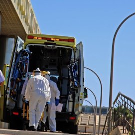 Ambulancia del SUC a la entrada de Urgencias del Hospital durante la crisis del coronavirus 